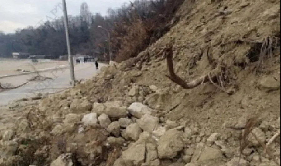 Свлачище затвори главна улица в Неделино