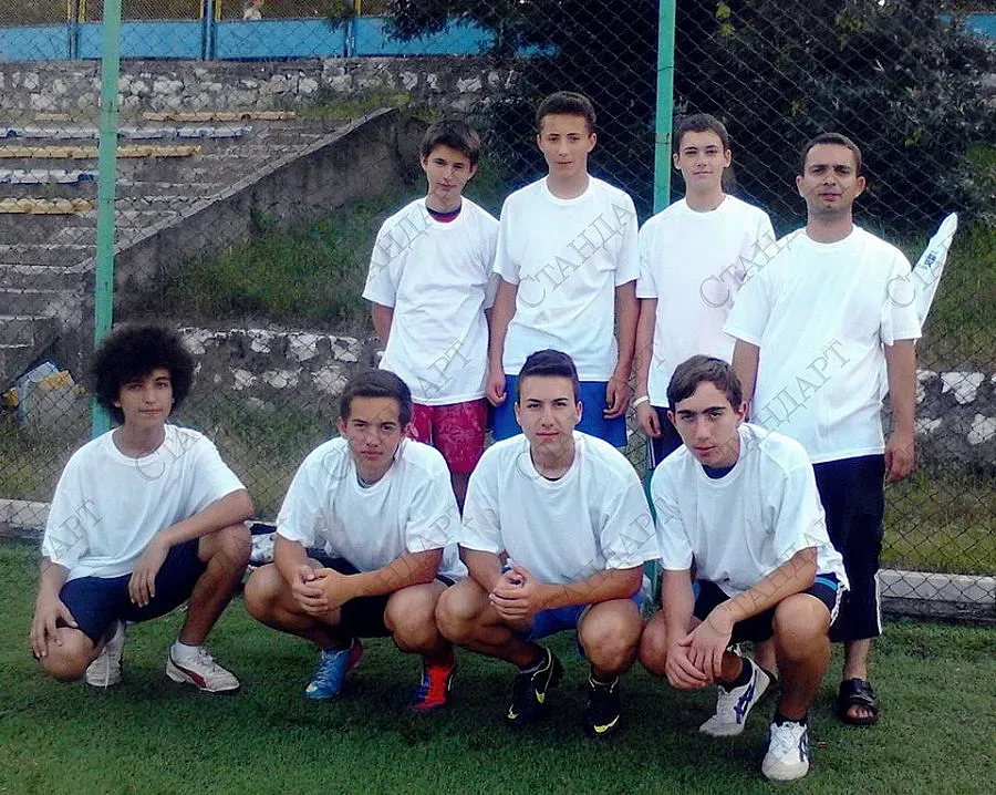 Евродепутат дари тениски на футболисти в Ардино