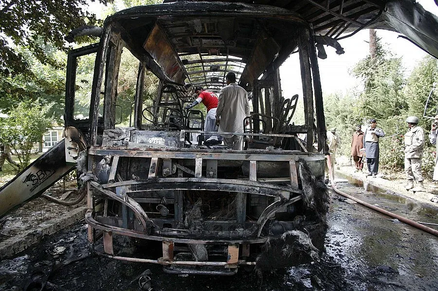 Поне седем жертви при бомбен атентат срещу джамия в Пакистан