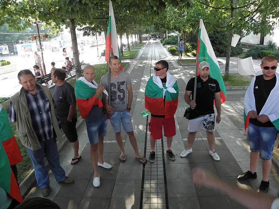 Продължават протестите пред областни управи в страната