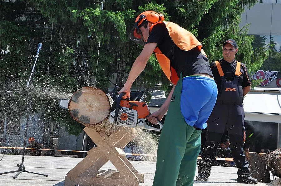 Трезви дървосекачи бръмчат с резачки на турнир в Разлог