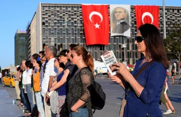 Турция погна и стоящи протести