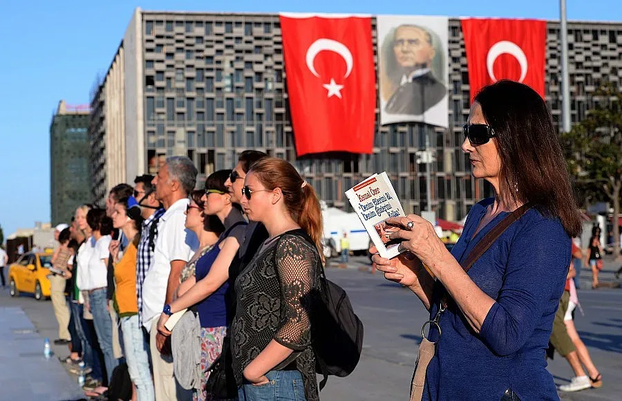 Турция погна и стоящи протести