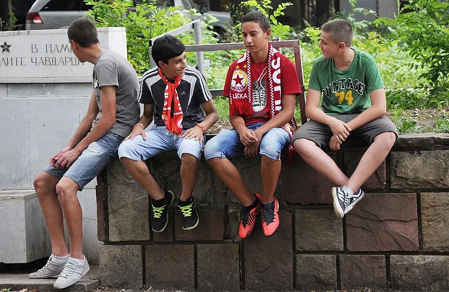 100 фенове щурмуват "Армията"