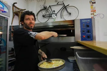 Пепи денем прави пици, вечер учи на ръченици