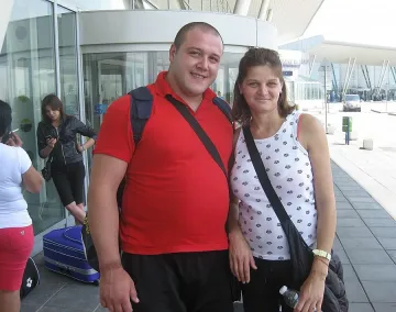 Бебе на 10 дни чака  Иванов на летището