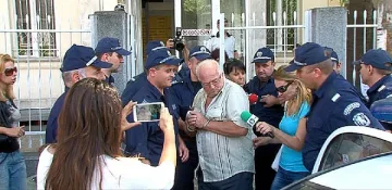 Освободиха мъжа, влачил куче с кола