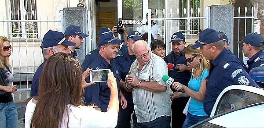 Освободиха мъжа, влачил куче с кола