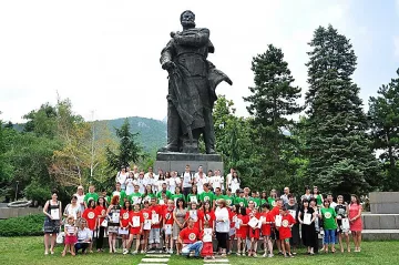 Опънаха живо знаме пред паметник на Ботев