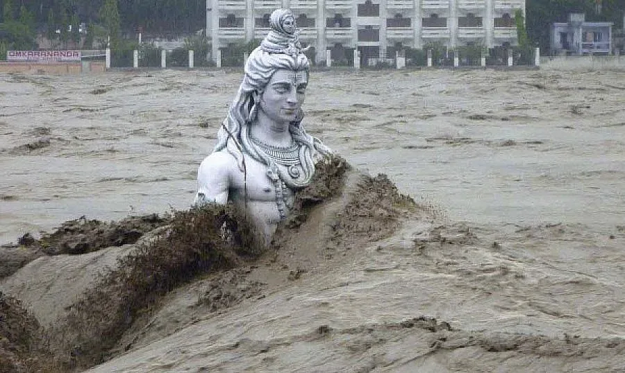 Наводнения в Индия отнеха живота на най-малко 120 души 