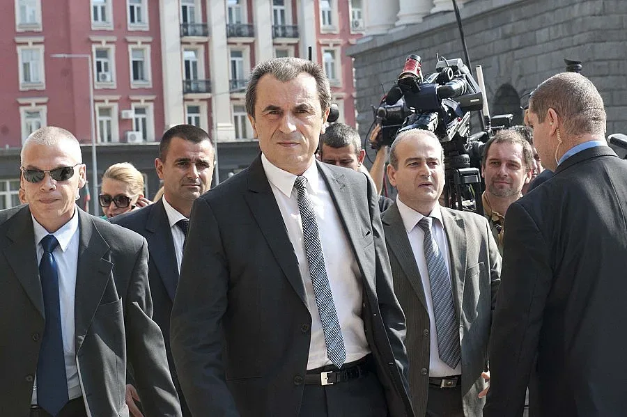 Орешарски си тръгна от КСНС преди края