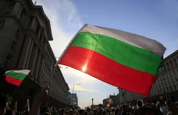 Две групи протестиращи пред президентството