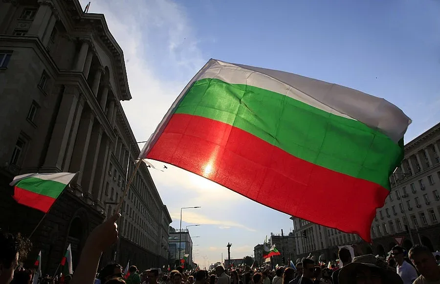 Две групи протестиращи пред президентството