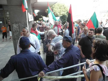 Десетки на протест срещу Муса Палев