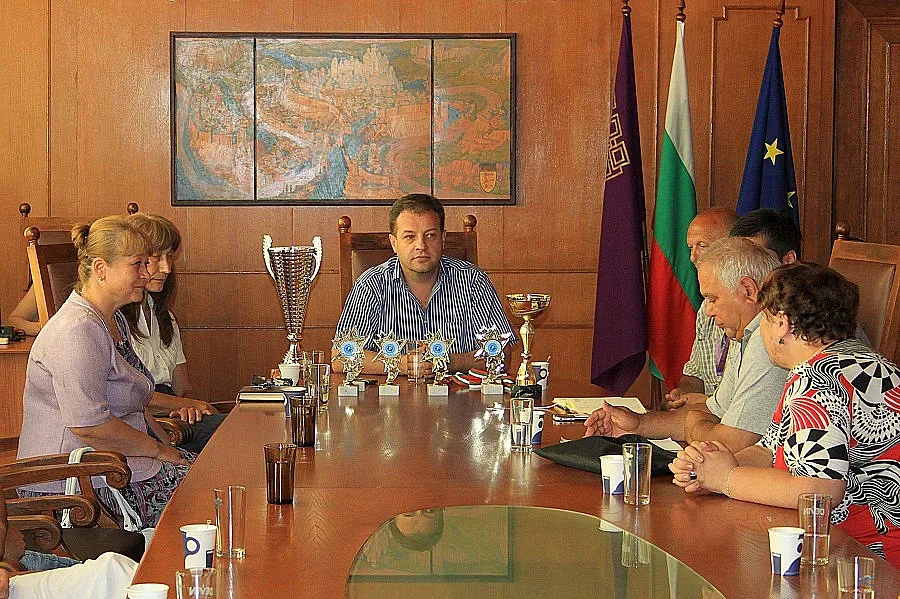 Търновските учители най-добри на дартс