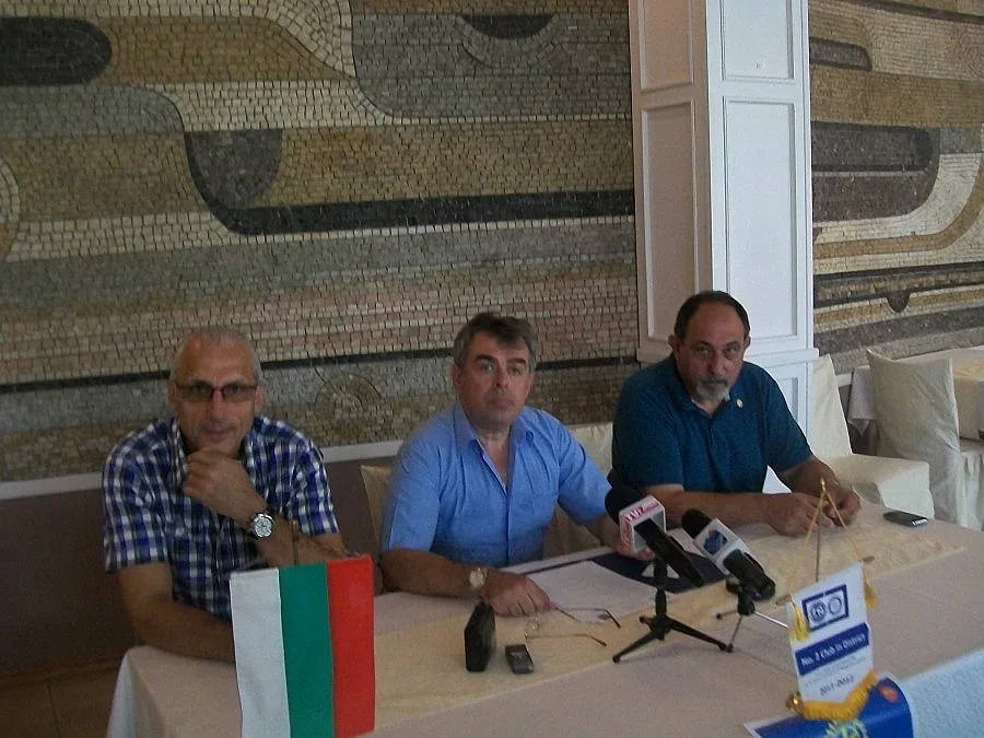 Ротари клуб с обозначителни табели в Града на липите