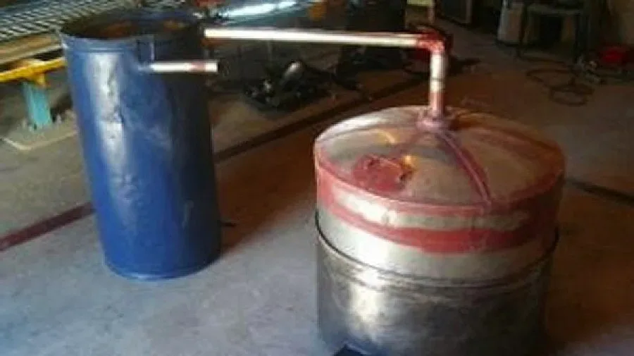 Спипаха нелегална спиртоварна, скрита в мазе