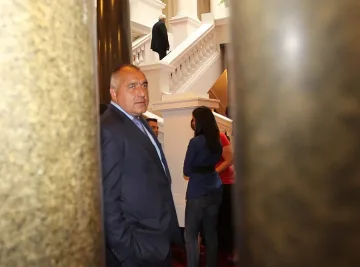 Борисов подава ръка на Костов