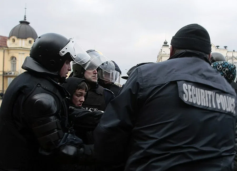 Деветима в ареста за два часа