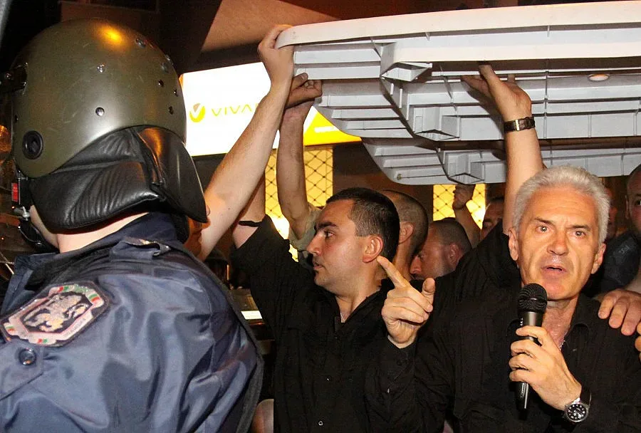 Атака отново се барикадира пред централата