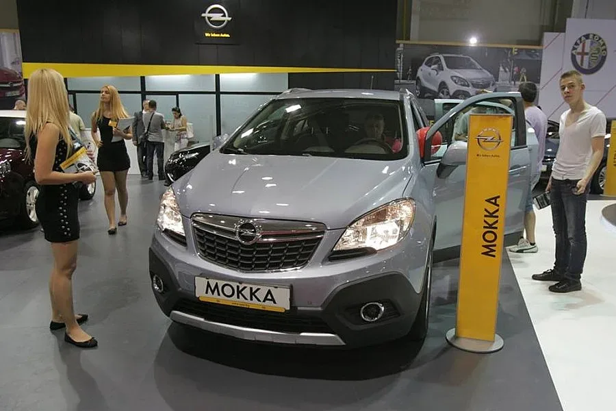 На автосалона заглеждат скъпите, купуват евтините