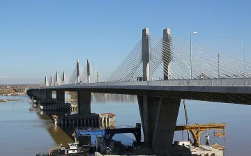Колона от тирове запуши Дунав мост 2
