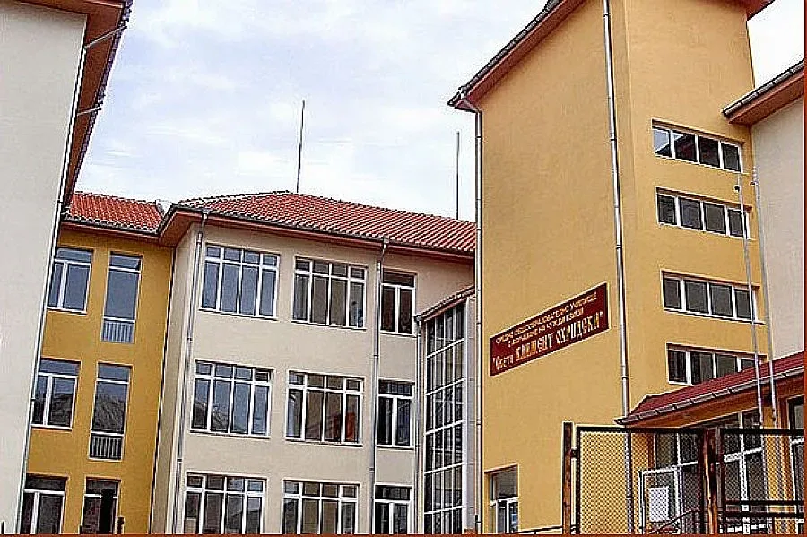 Ученичка колабира пред училище