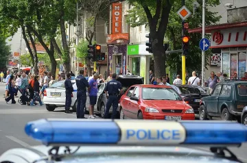 Не стигат стотици полицаи по морето