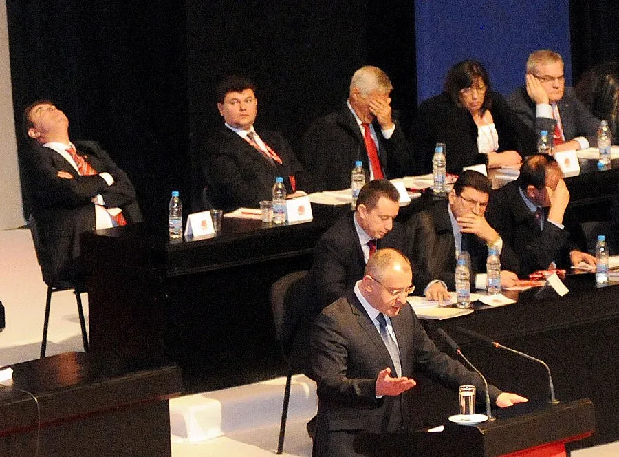 Червен разлом в Града на липите