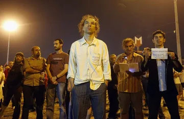 "Стоящ прав човек" е новата форма на протест в Турция
