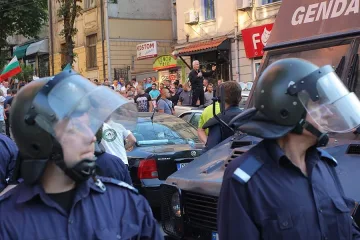 Екшън пред централата на Атака