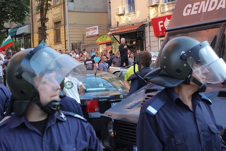 Екшън пред централата на Атака