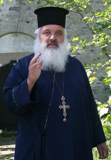 Попът чудотворец служи нелегално
