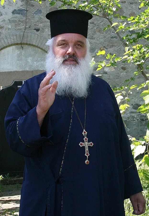 Попът чудотворец служи нелегално