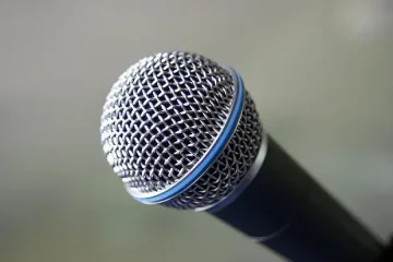 Баби и внуци пеят рамо до рамо