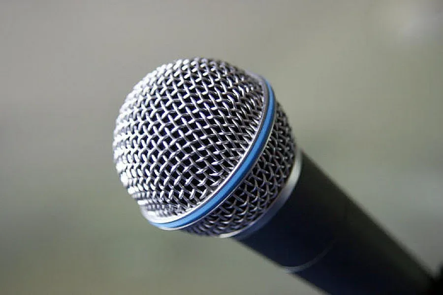 Баби и внуци пеят рамо до рамо