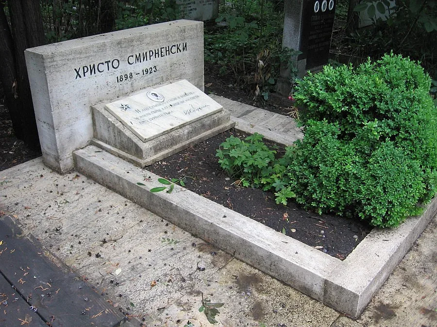 Възстановиха гроба на Христо Смирненски