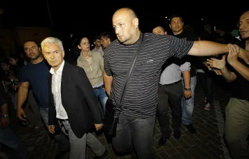 Волен Сидеров се скара с телевизионери пред парламента 