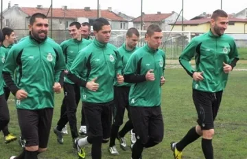 Феновете взеха властта в "Нафтата"