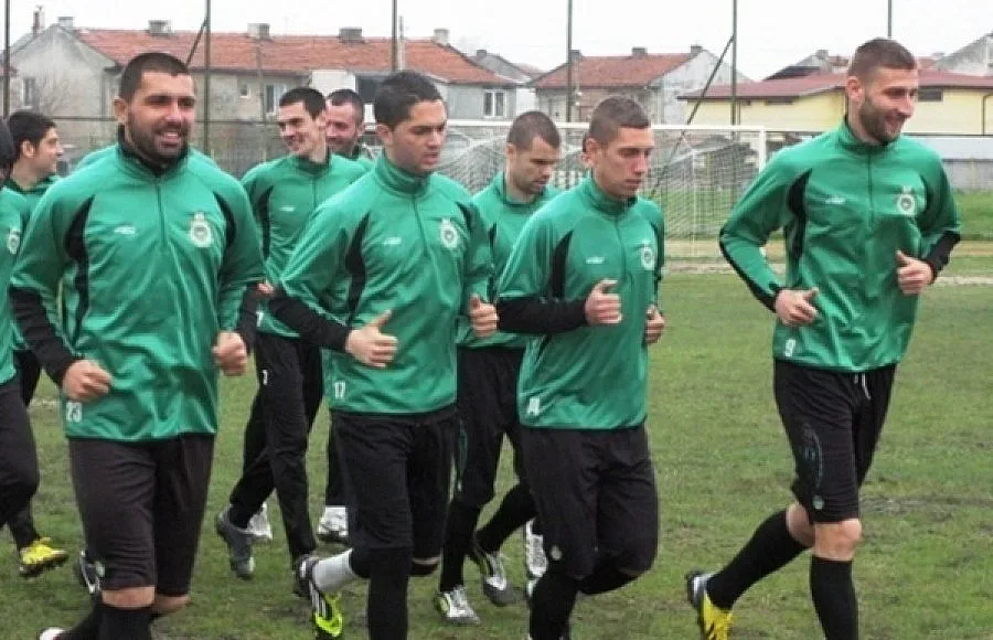 Феновете взеха властта в "Нафтата"