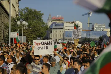 Хиляди отново протестират под прозорците на властта