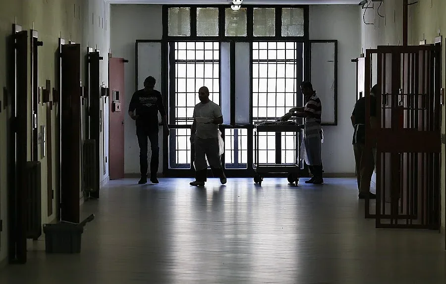 Арестуваха 6-ма българи в Рим за грабеж в автобус