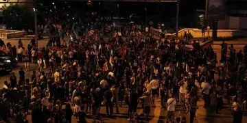 Протестите минаха и през партийните централи