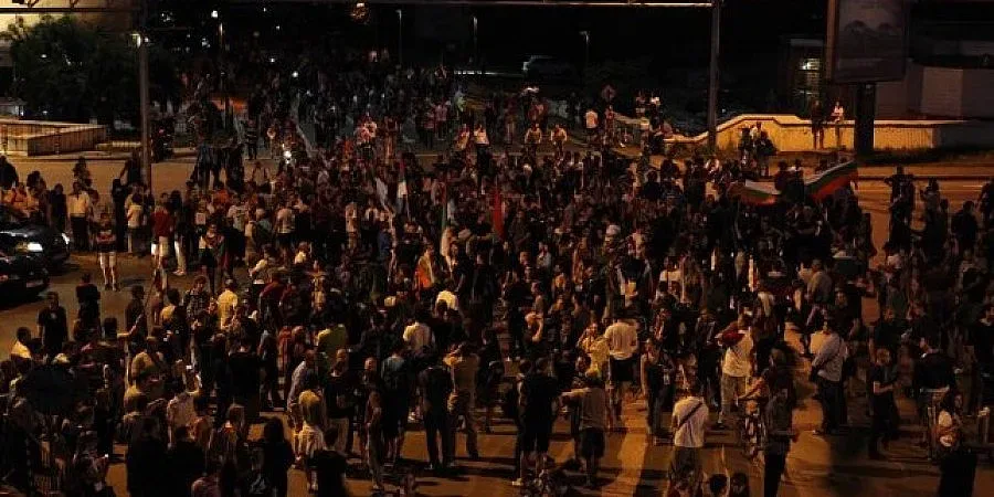 Протестите минаха и през партийните централи