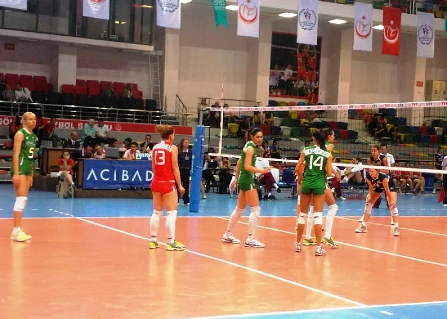 Волейболистките ни набързо отупаха унгарките