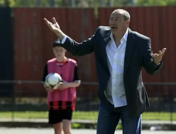 Фенове прогониха Емил Велев на старта