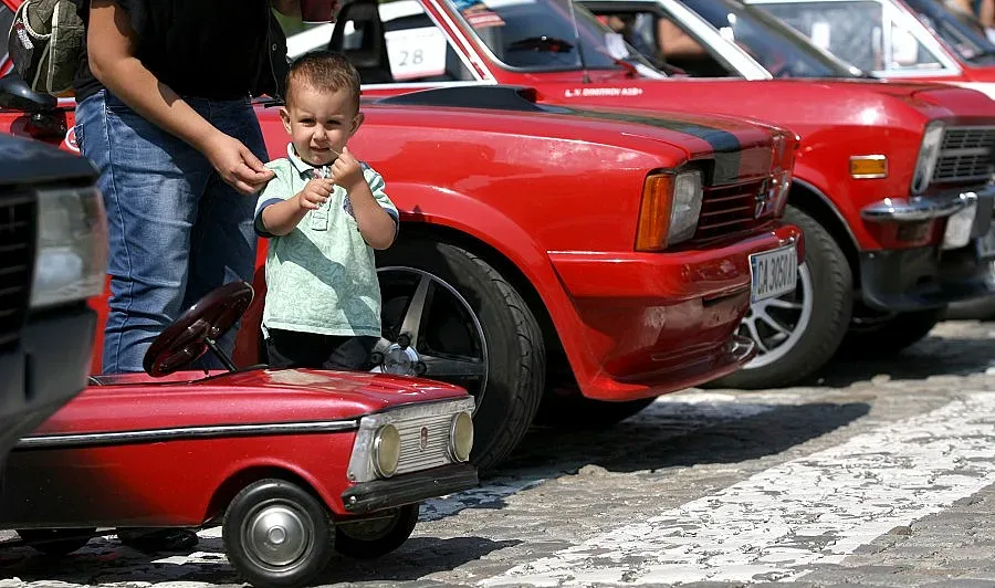 Изложение на ретро автомобили радва софиянци