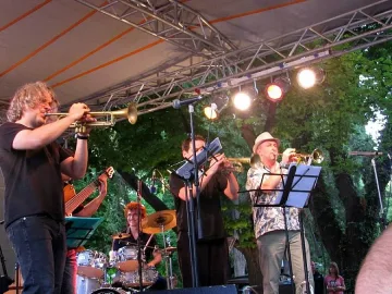 Тромпети будят нощта в Града на липите