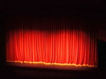 Сръбски танцьори пропаднаха на сцена