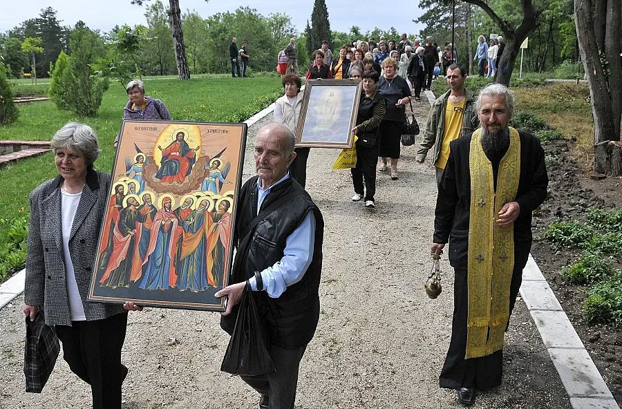 Синя светлина огря храма в Стамболийски